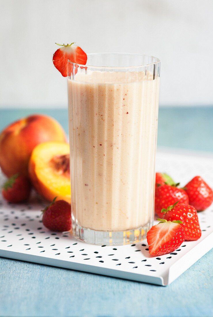 Smoothie mit Nektarinen, Bananen und Erdbeeren