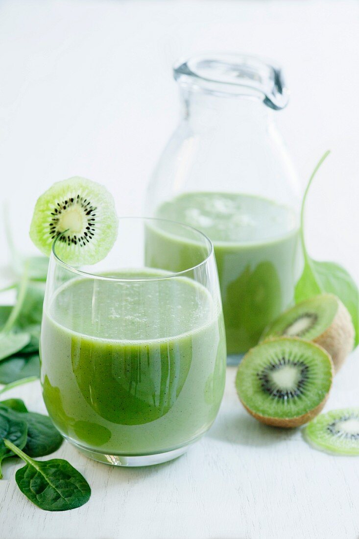 A smoothie with apple, spinach and kiwi