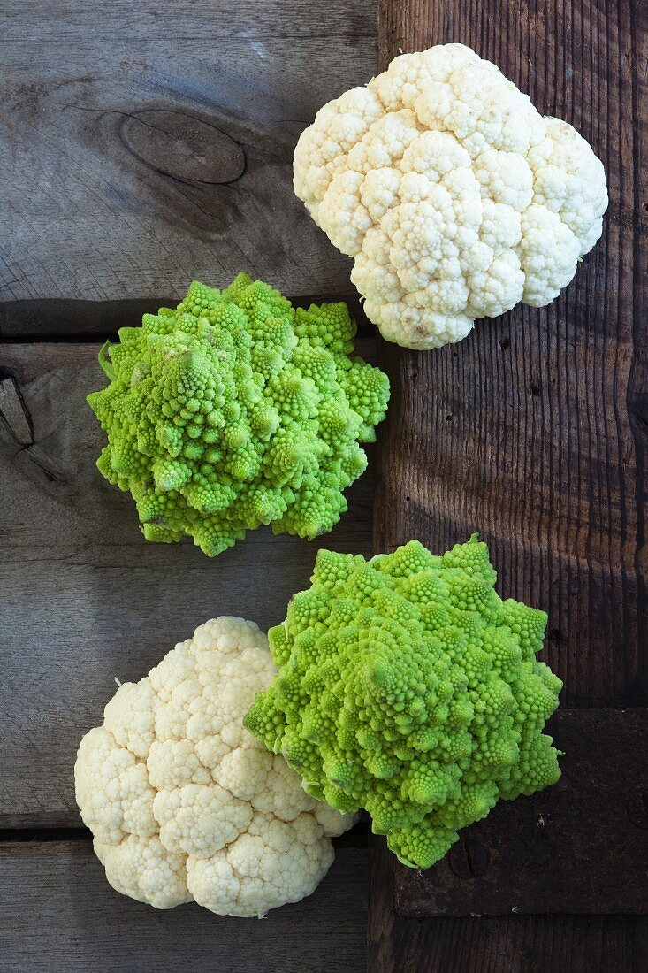 Blumenkohl und Romanesco auf Holzkiste