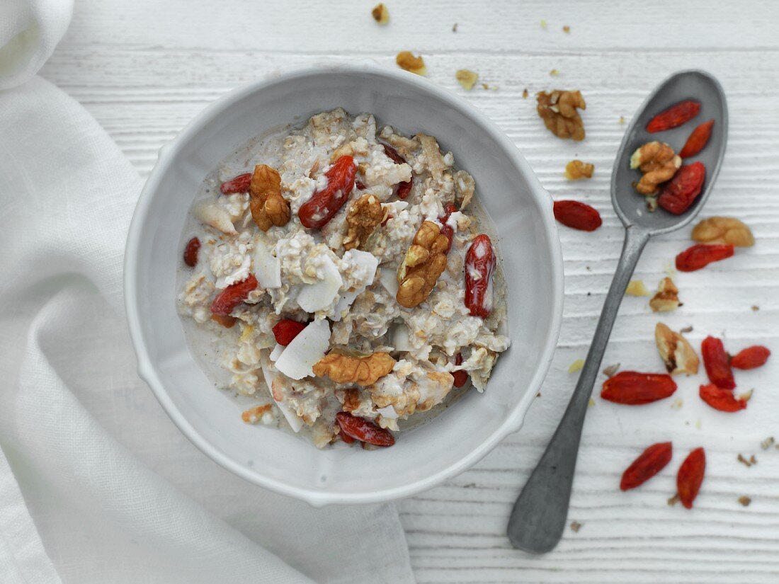 Bircher Müsli mit Walnüssen & getrockneten Gojibeeren (Aufsicht)