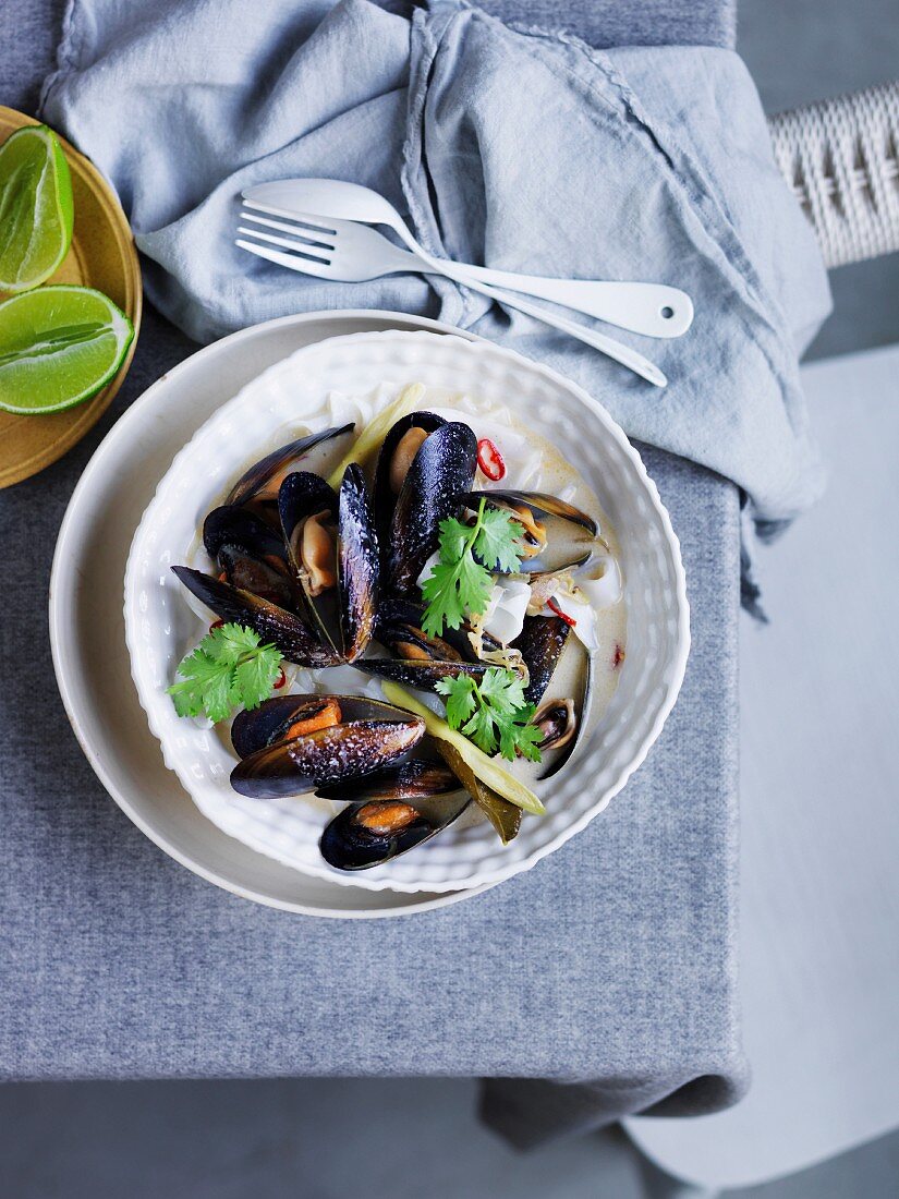 Mussels Thai style in coconut-lemongrass broth