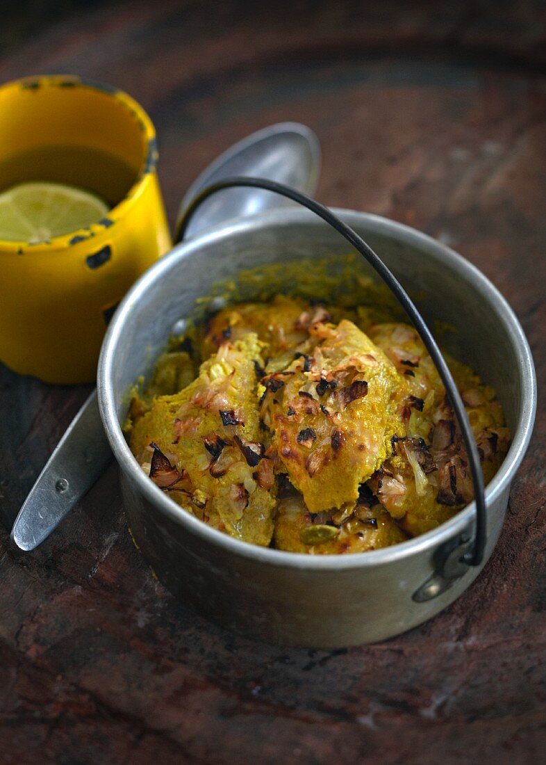 Chicken curry in a pot (India)