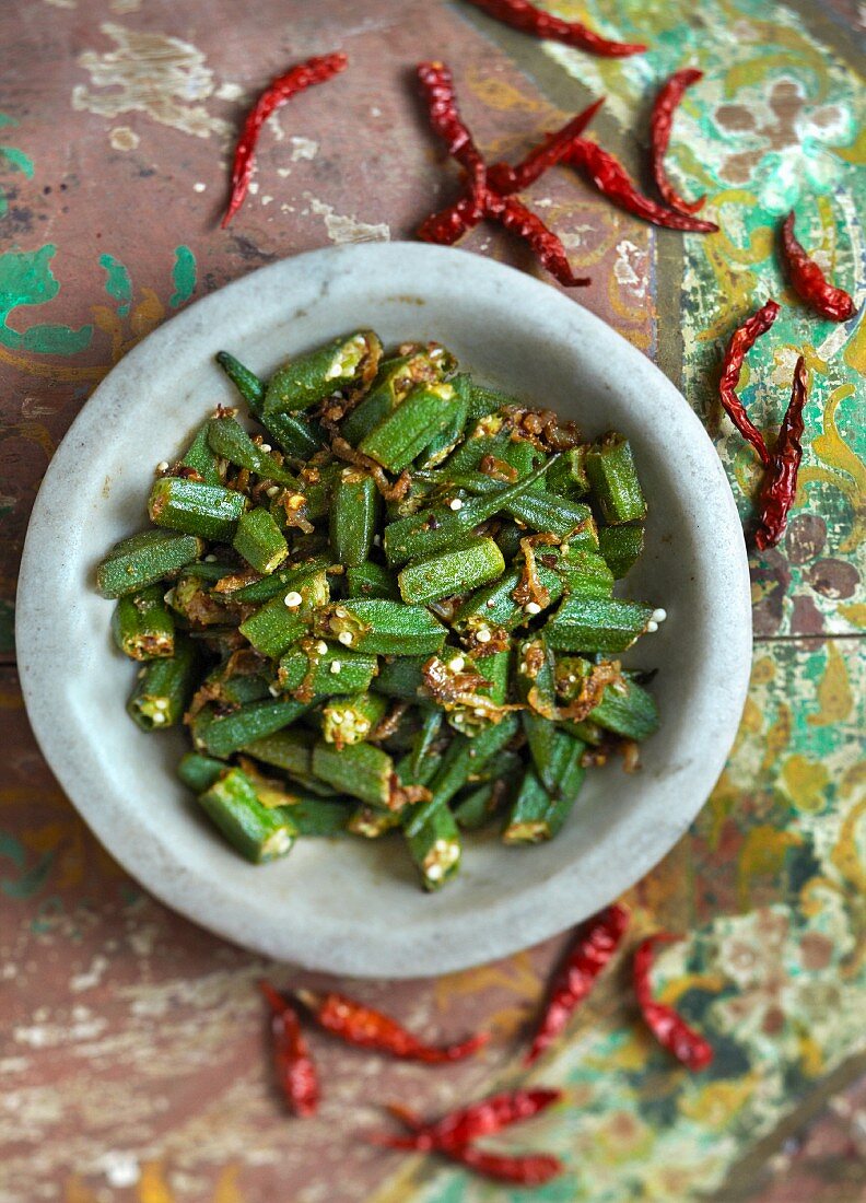 Okra mit Schalotten und Chilies (Indien)