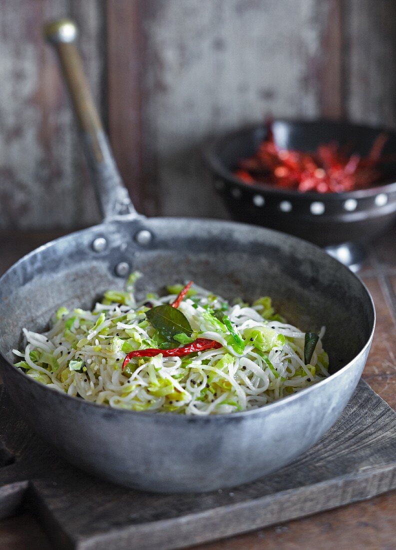 Stir-fried rice noodles with chillis (India)