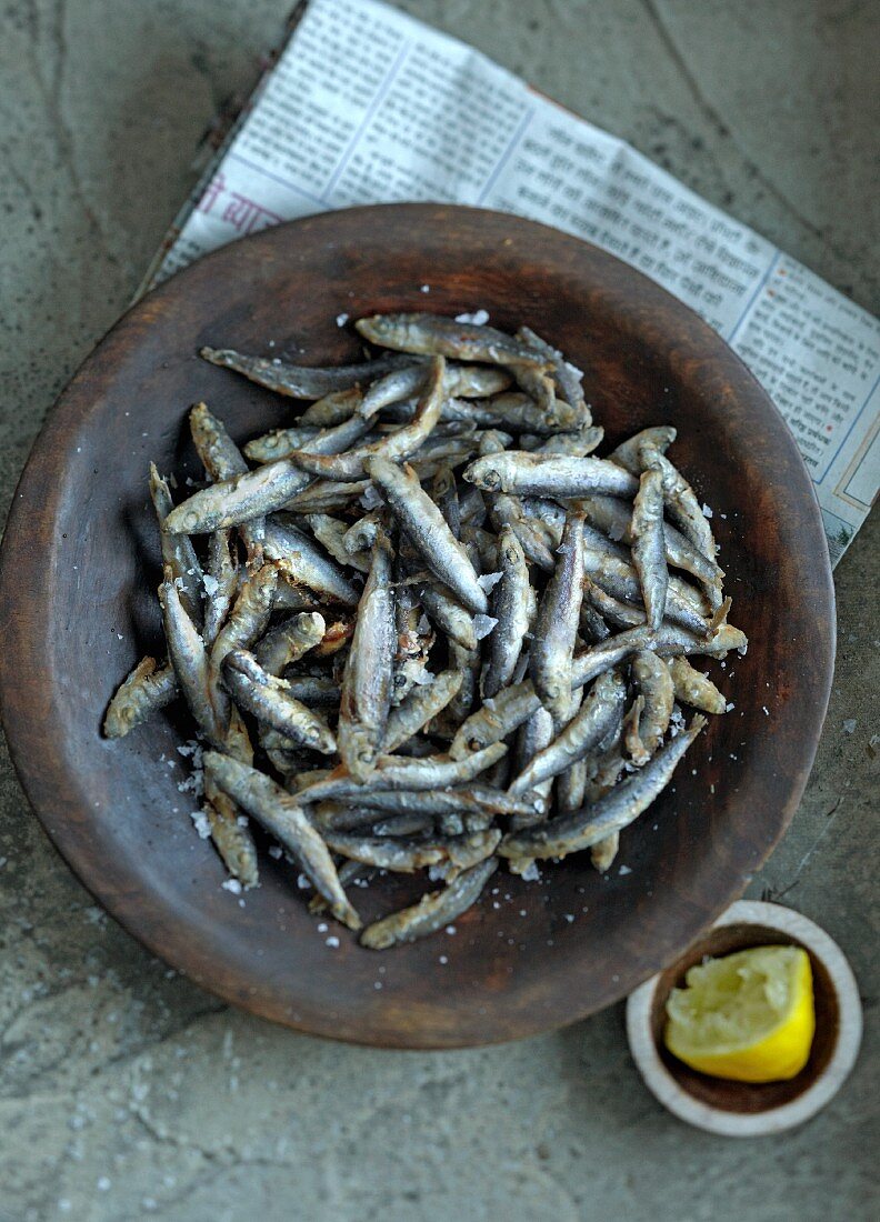 Gebratene Whitebait-Fische mit Zitrone