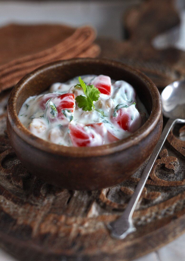 Joghurt mit Hähnchen und Tomaten (Indien)