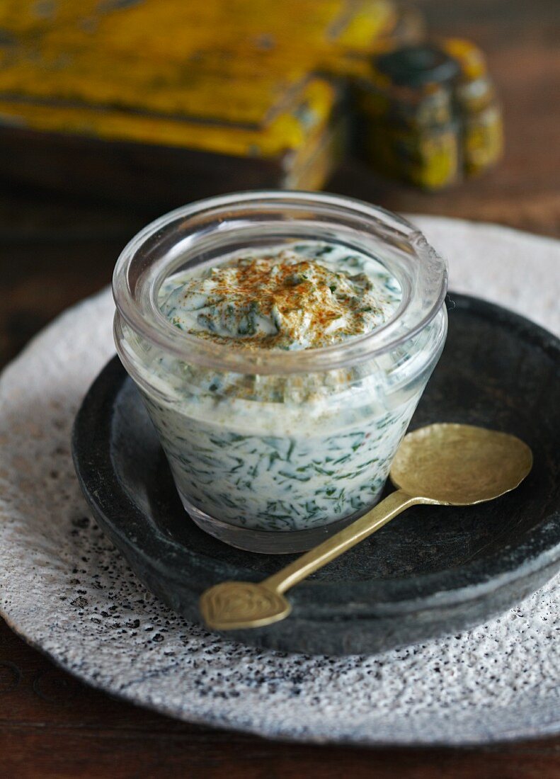 Yoghurt with spinach and curry (India)