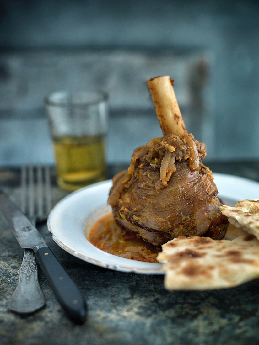Indian-style knuckle of lamb with unleavened bread