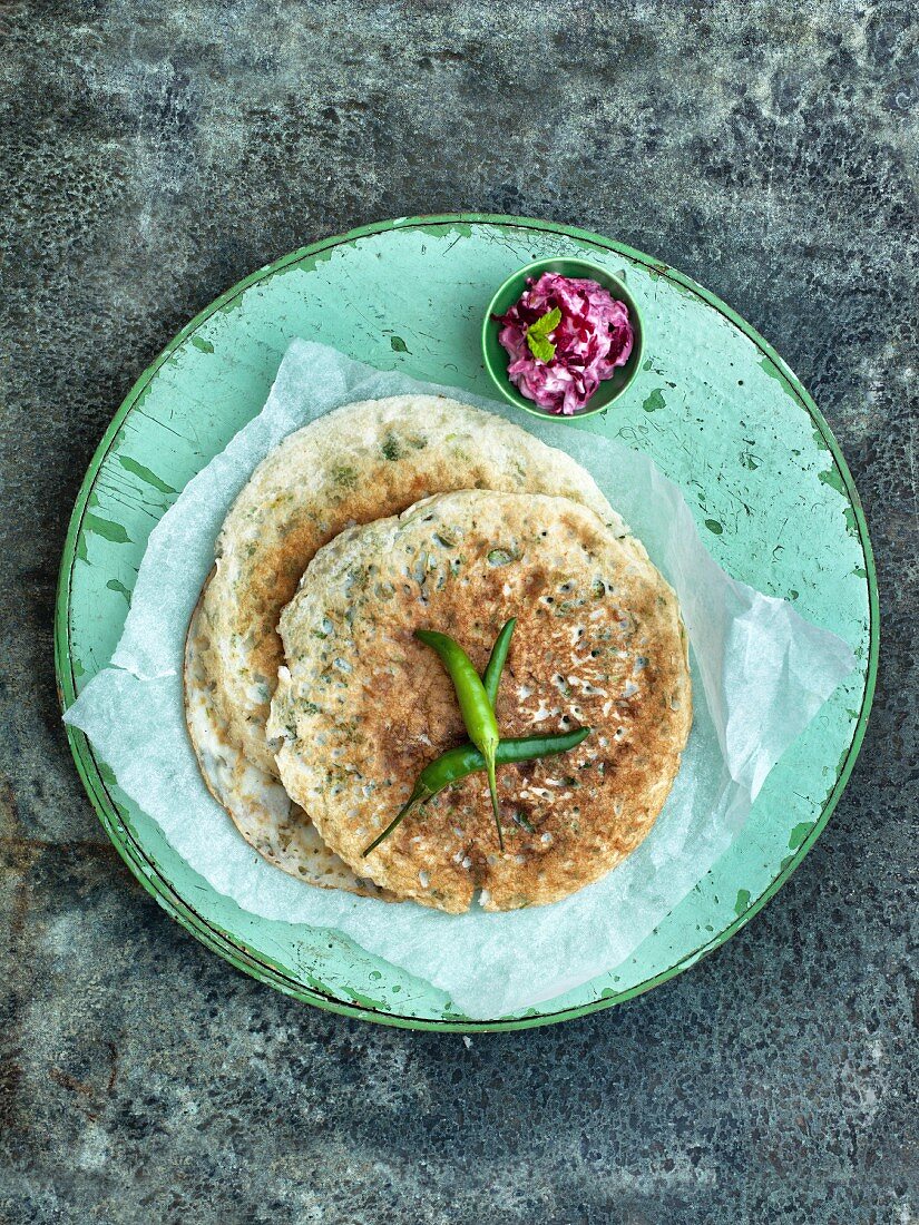 Indische Pfannkuchen mit grünem Chili