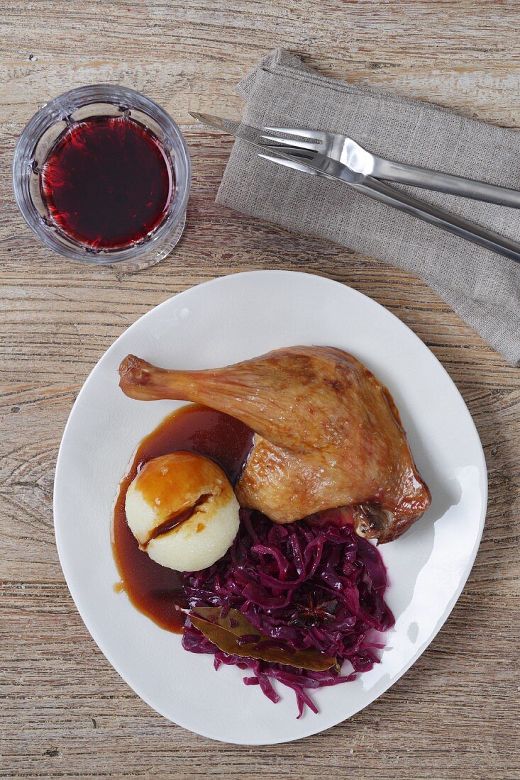 Gänsekeule mit Rotkraut, Knödel & Demi-Glace (Aufsicht)