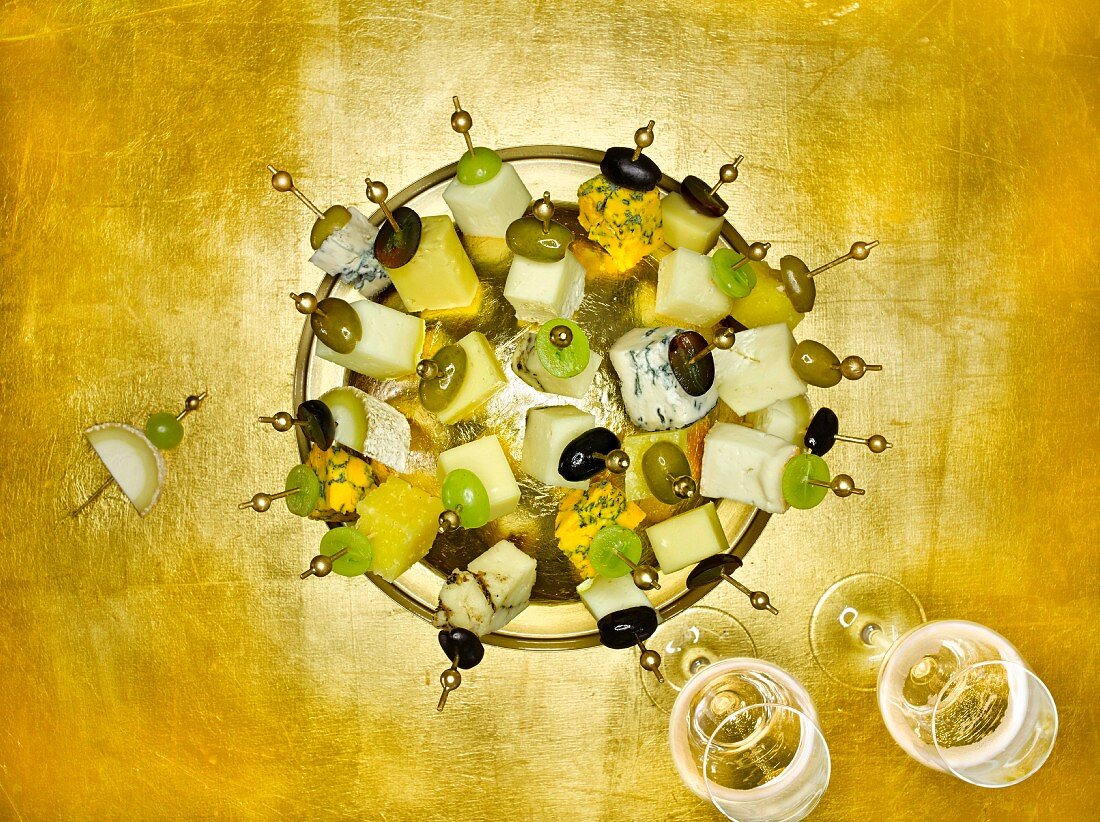 Käseigel mit Oliven und Trauben