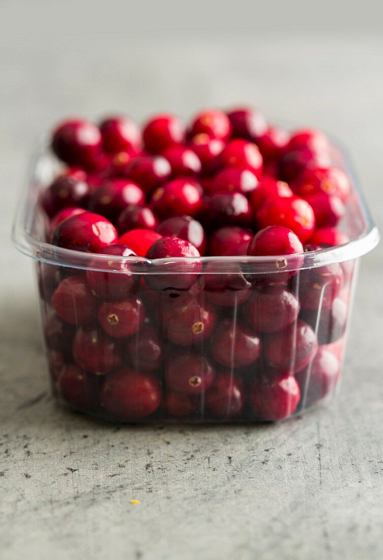 Viele Cranberries in einer Plastikschale