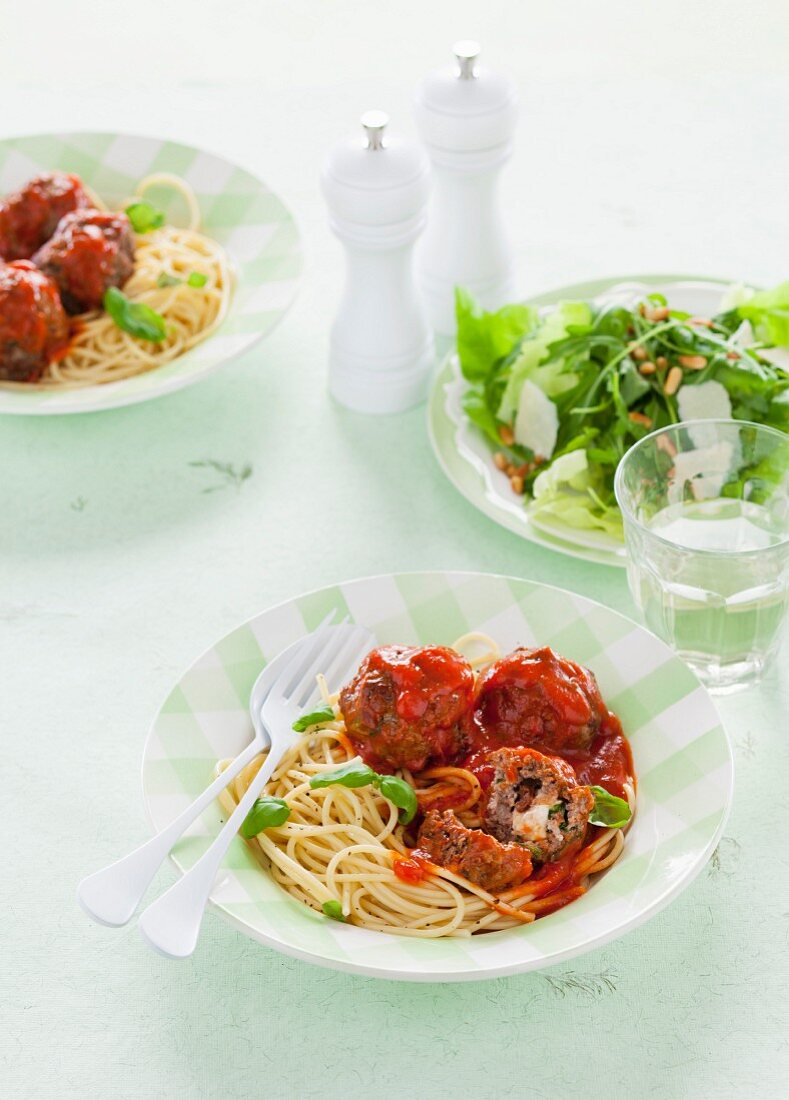 Hackbällchen mit Mozzarella und Tomatensauce auf Spaghetti (Italien)