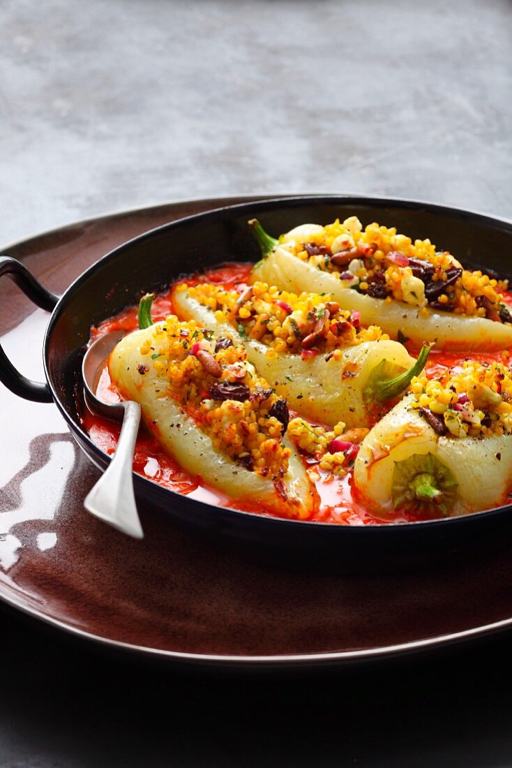 Gefüllte Spitzpaprika mit Rosinen, Feta und Minze