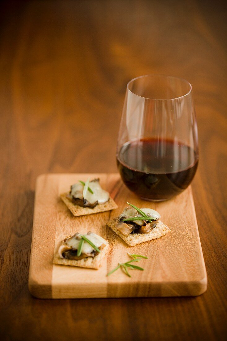 Crackers mit Pilzen, Käse und Rosmarin zum Rotwein