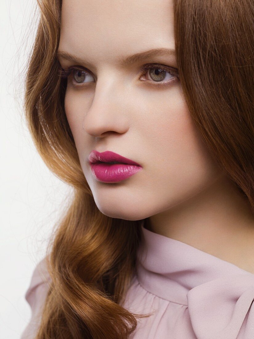 Close up Portrait von junger Frau mit pastellrosa Bluse