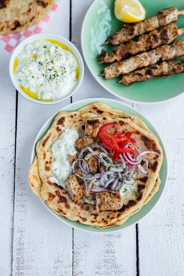 Griechische Schweinefleisch-Souvlaki mit Tzatziki und hausgemachtem Fladenbrot