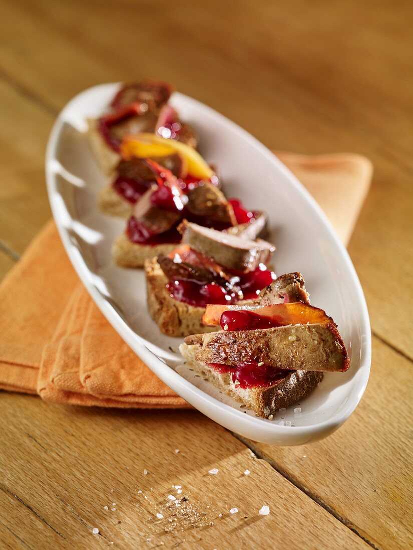 Canapés mit Kaninchenleber, Apfel und Preiselbeerkompott