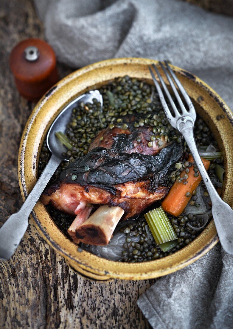 Knuckle of lamb with lentils