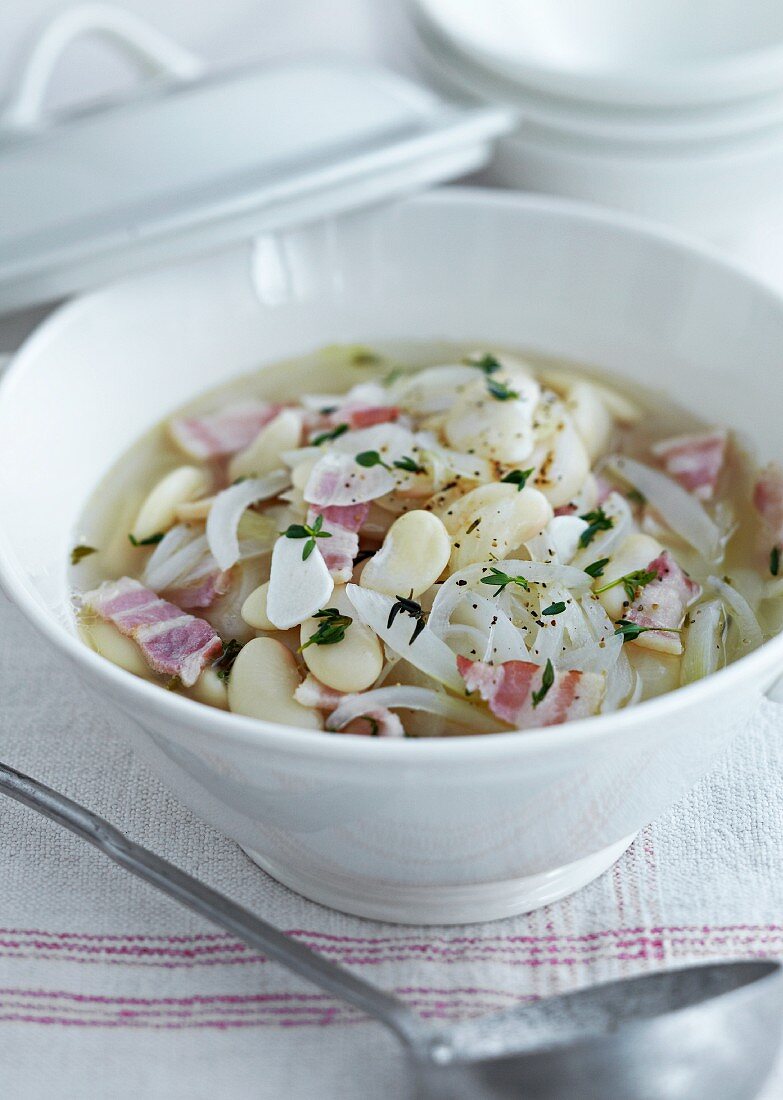 weiße Bohnensuppe mit Speck