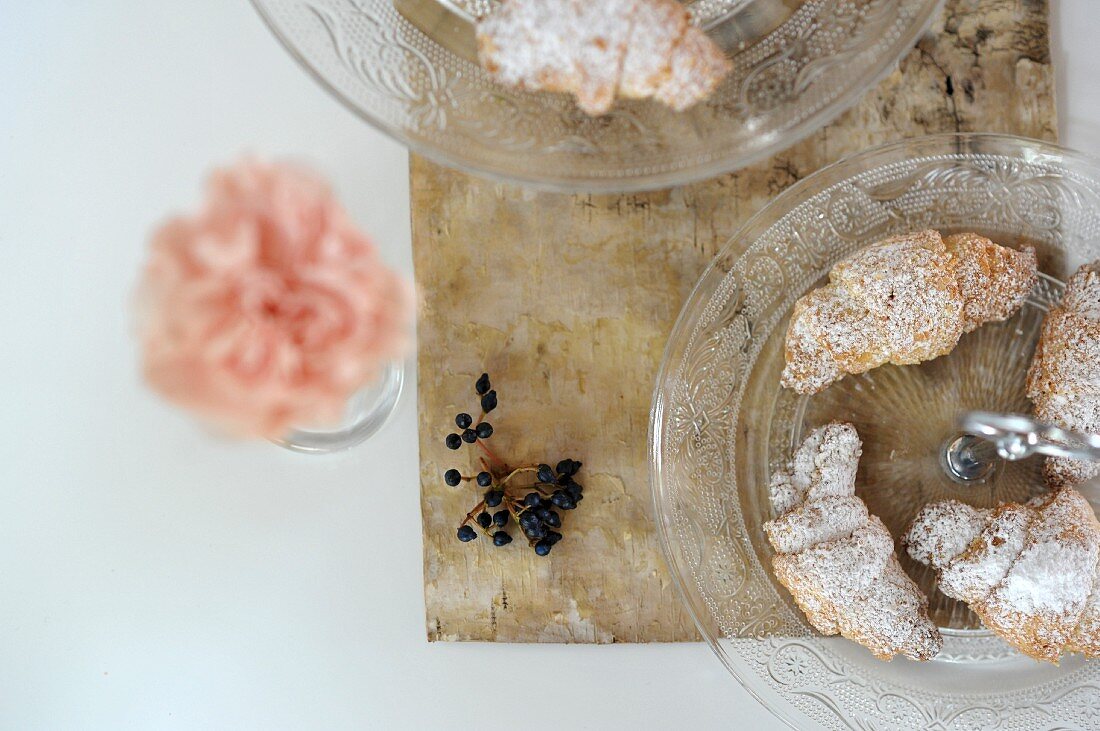 Croissants mit Puderzucker (Draufsicht)