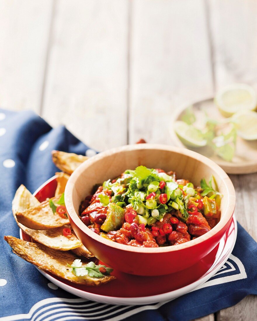 Kartoffelschalen mit Tomaten-Kidneybohnen-Dip und Salsa