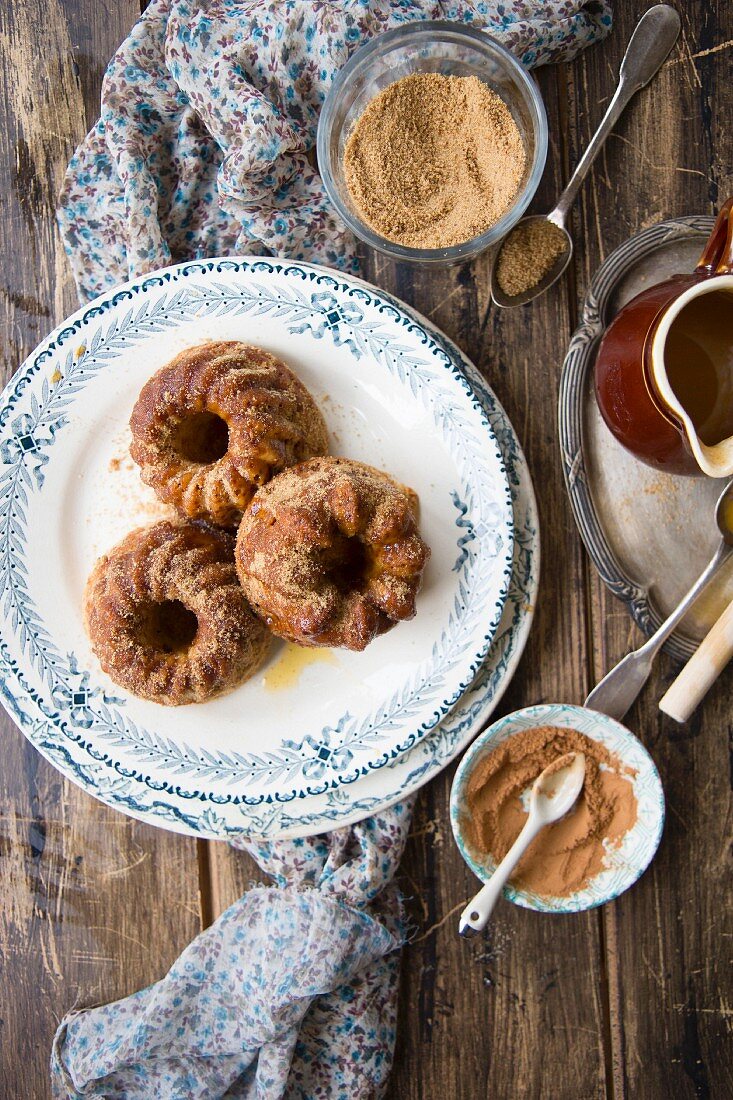 Mini Bundt cakes with cinnamon, brown sugar and cider