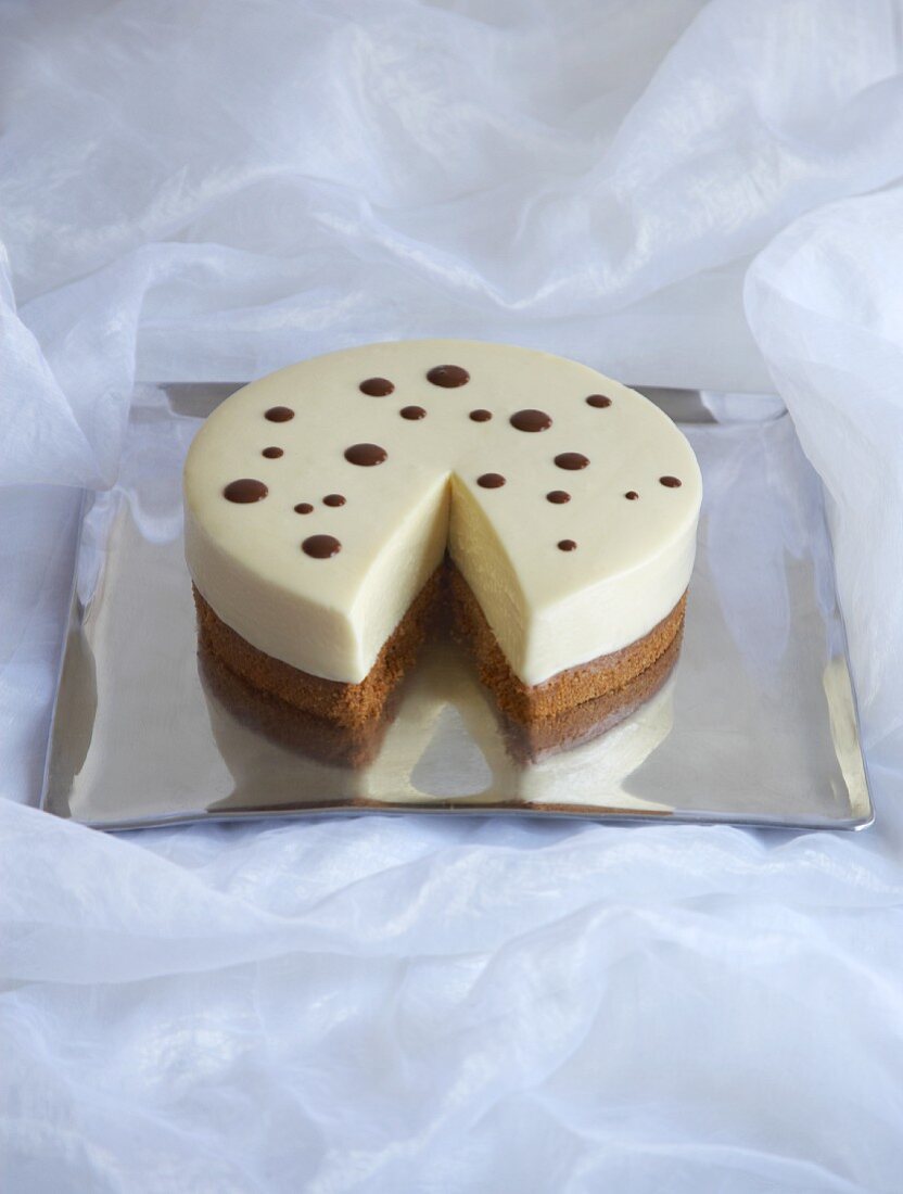 White Cake mit Schokoladentupfen, angeschnitten