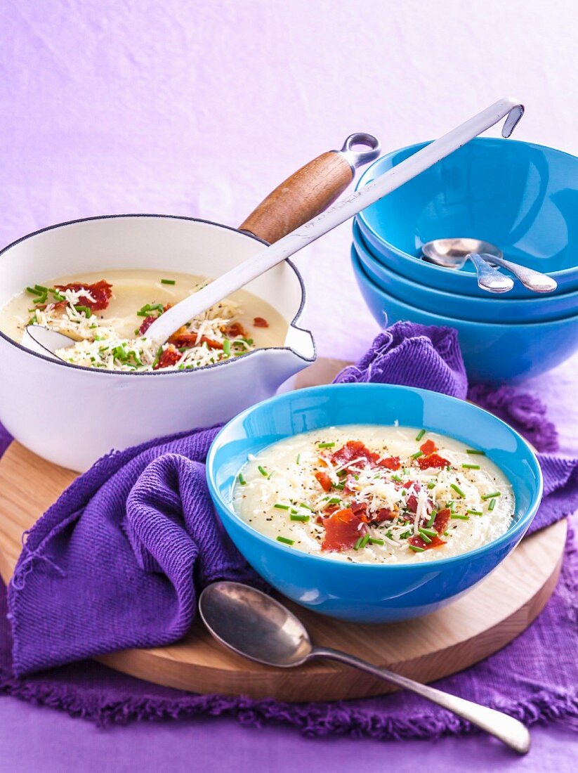 Cauliflower and potato soup with leek