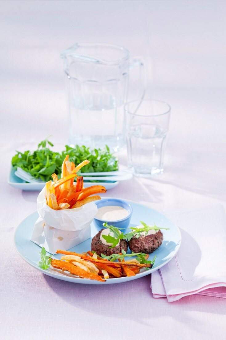 Frikadellen mit frittierten Wurzelgemüsesticks und Currysauce