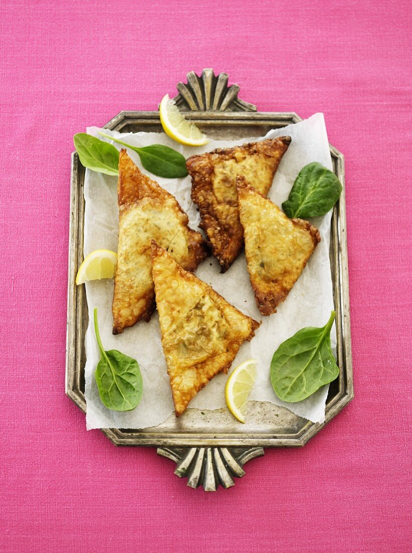 Samosas with lemon and spinach (India)