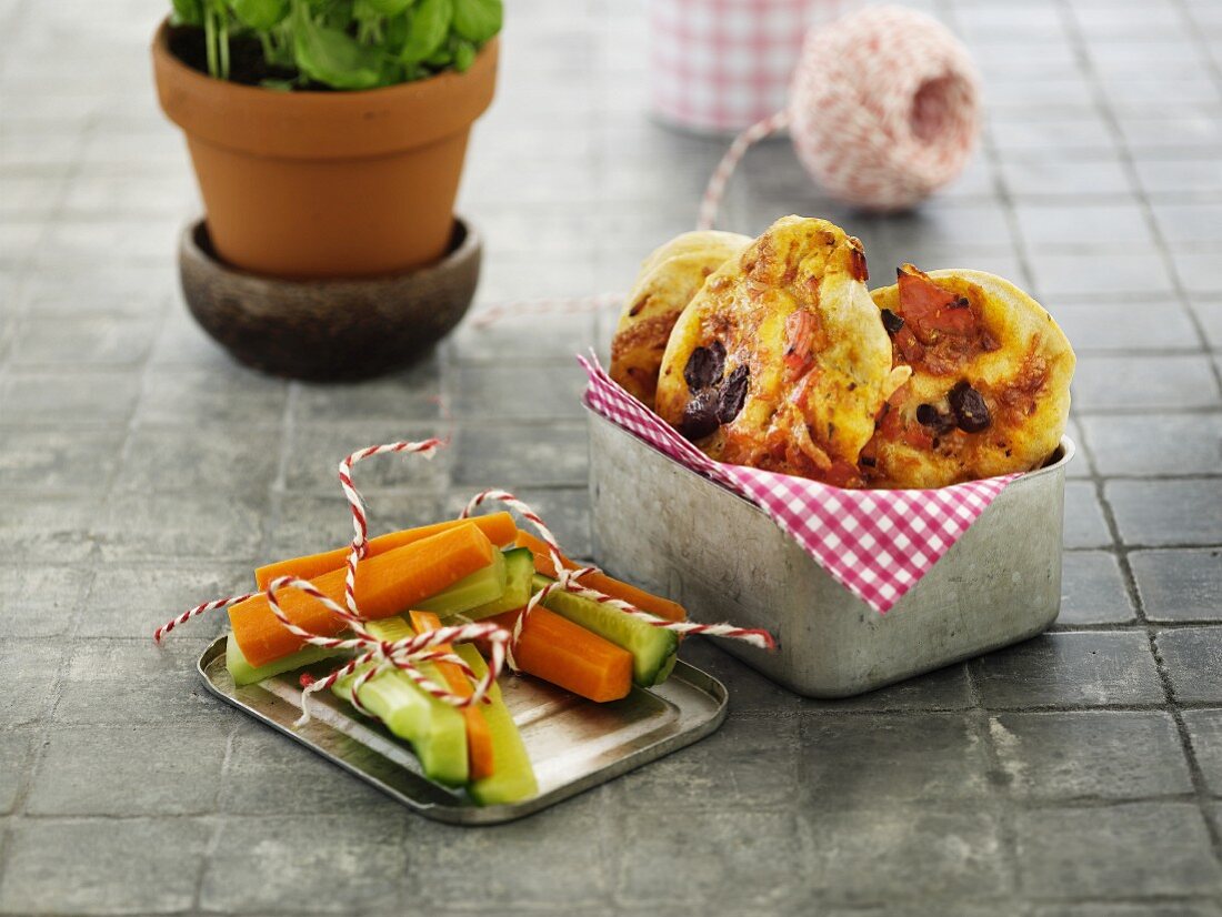 Minipizzen und Gemüsesticks in Lunchbox