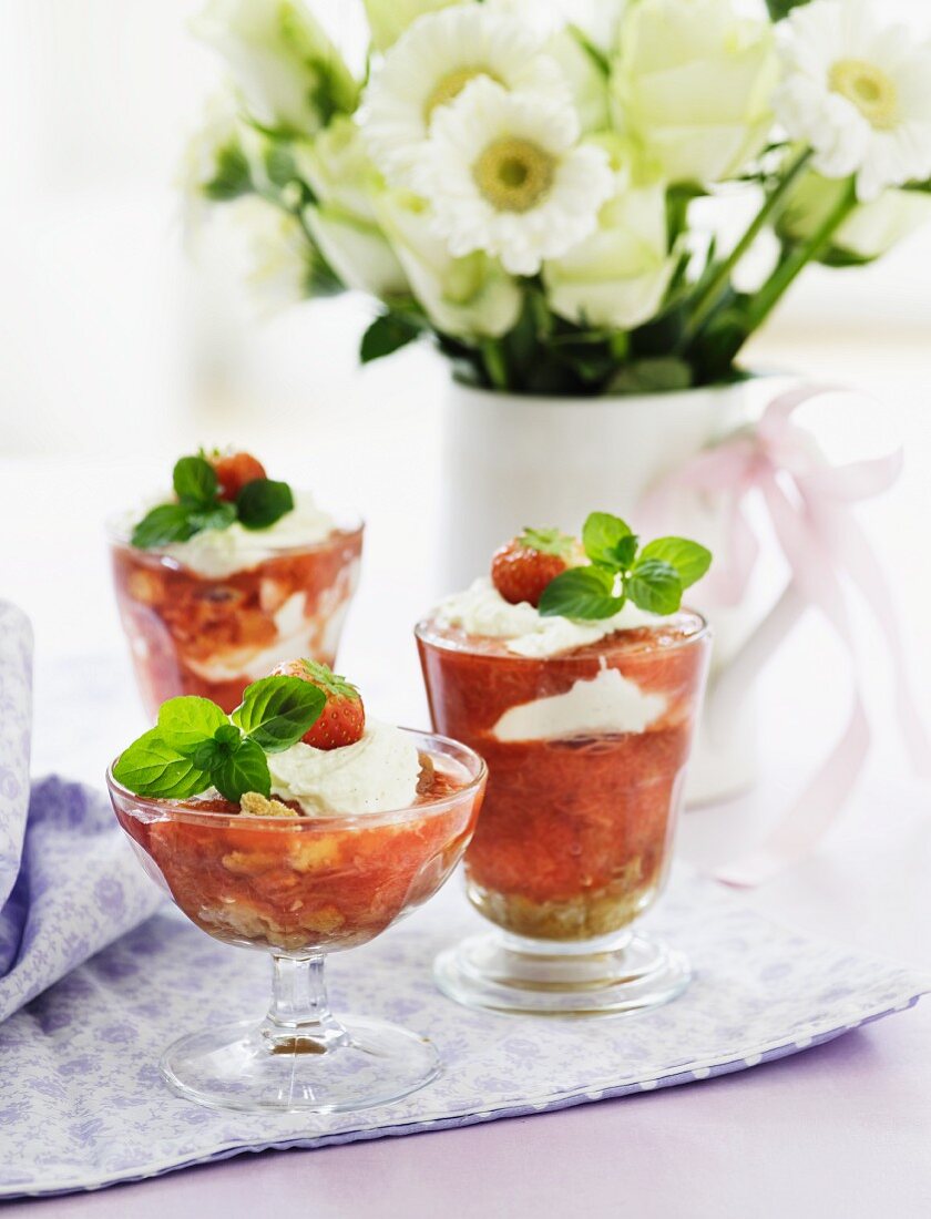 Erdbeer-Rhabarber-Kompott mit Sahne und Minze