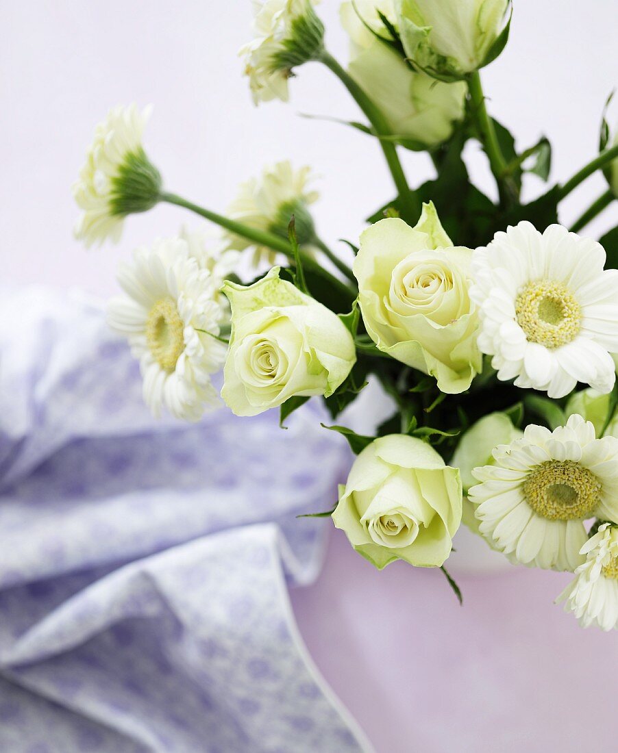 Blumenstrauss aus weissen Rosen und Gerbera