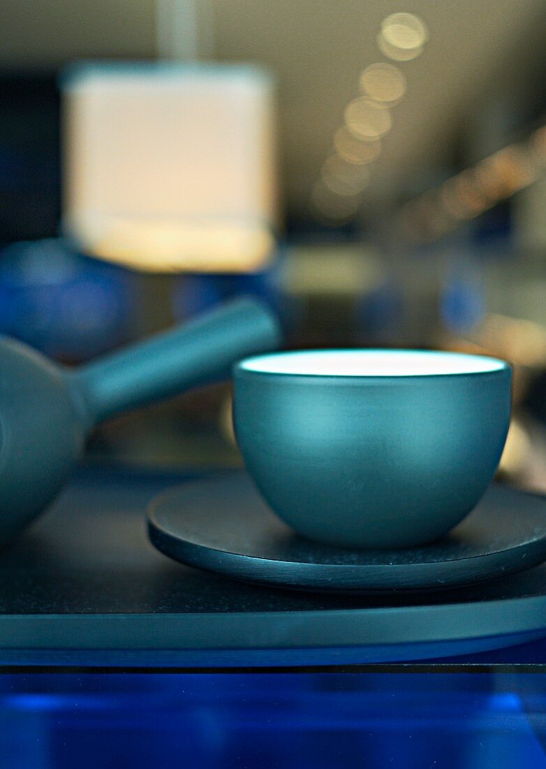 Blaue Teeschale und Teekanne im Restaurant
