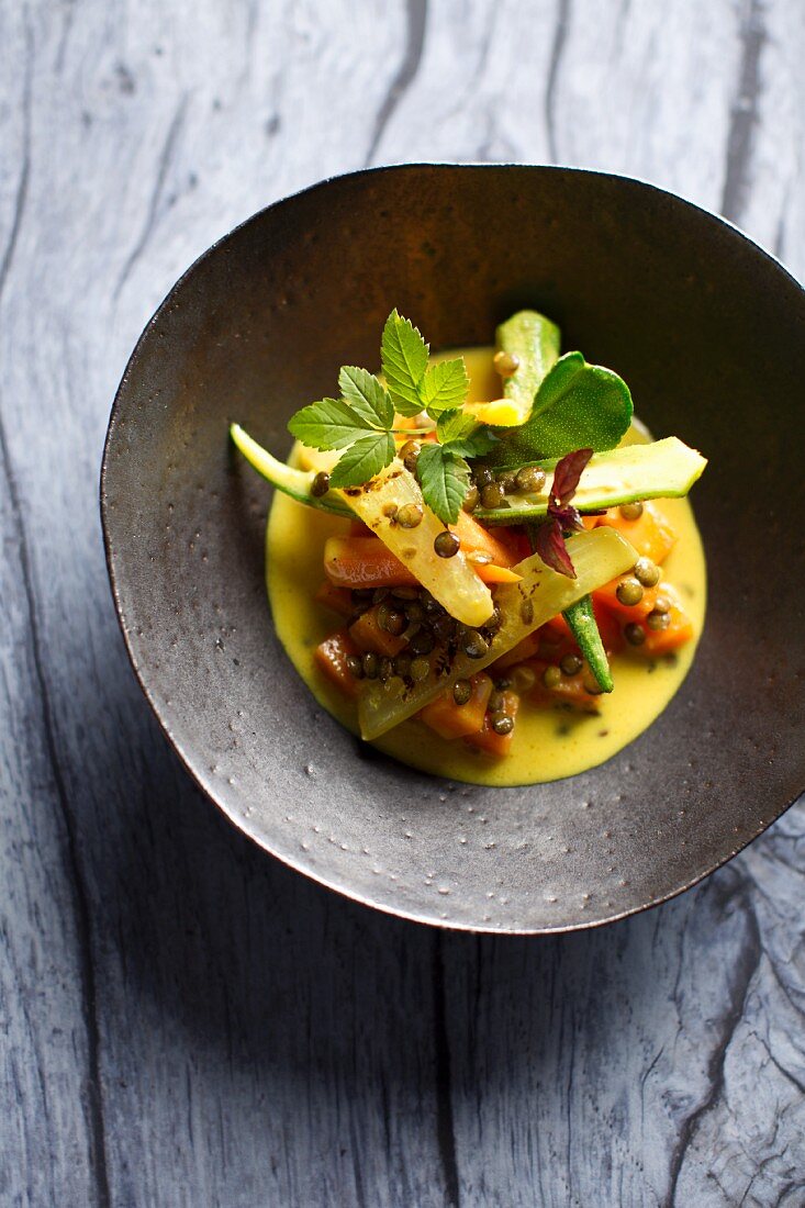 Okraschoten-Ragout mit Süsskartoffeln und Kokos-Curry-Nage (Türkei)