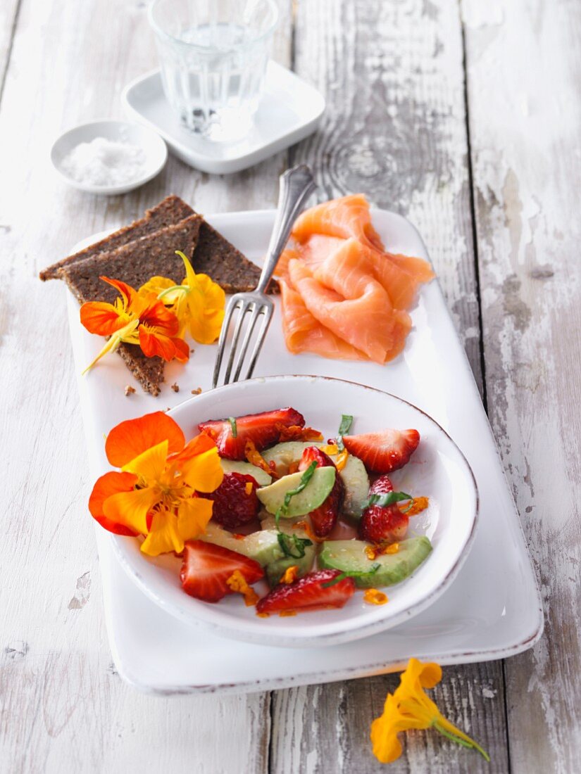 Veganer Avocado-Erdbeer-Salat mit Kapuzinerkresse