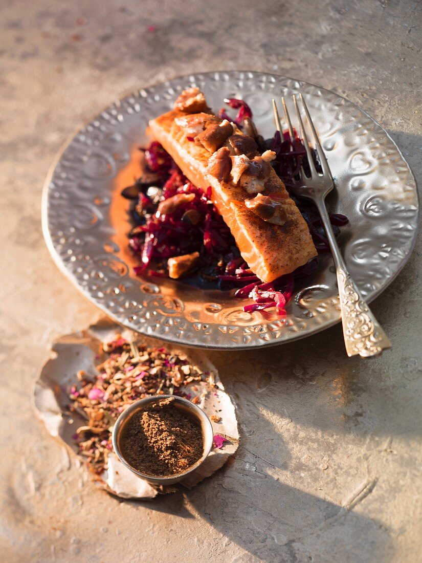 Orientalischer Salat von Rotsauerkraut mit Lachs und Brezel-Crumble