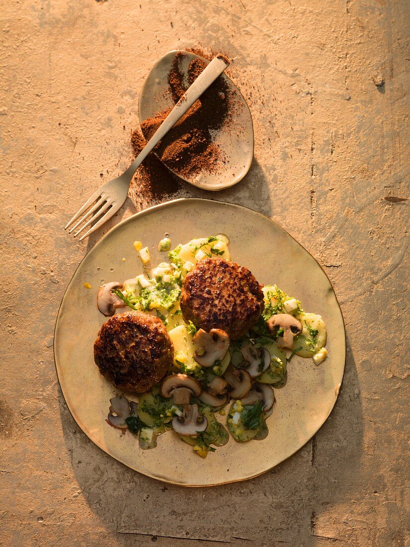 Orientalische Wildschweinfrikadellen mit Kartoffel-Kräuter-Sauce und Salat