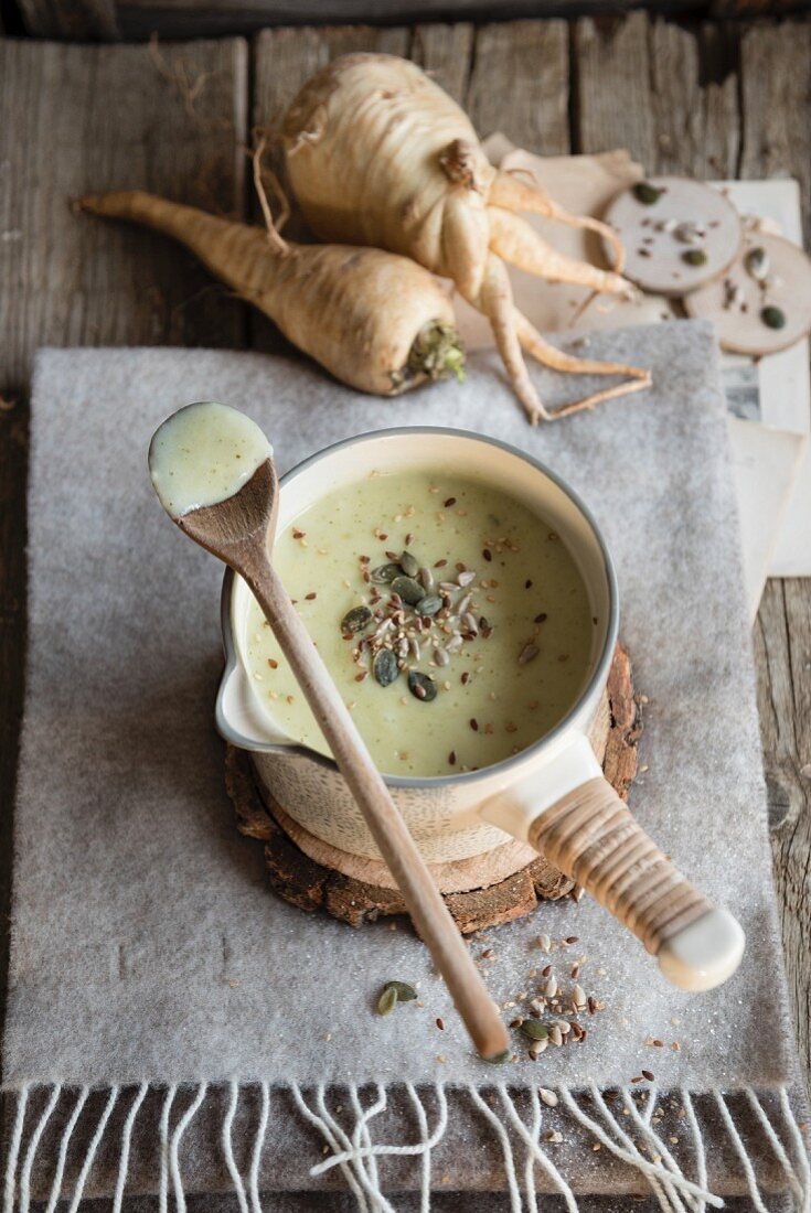 Pastinakencremesuppe mit Kürbiskernen