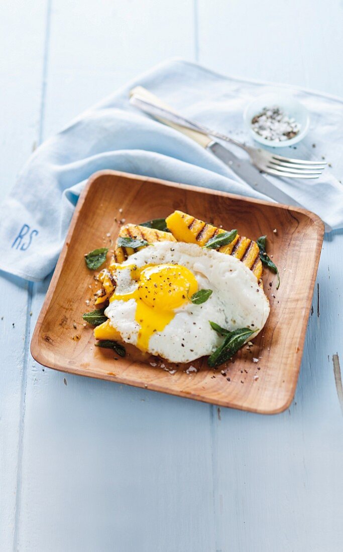 Gegrillte Polentaschnitten mit Spiegelei und Salbei