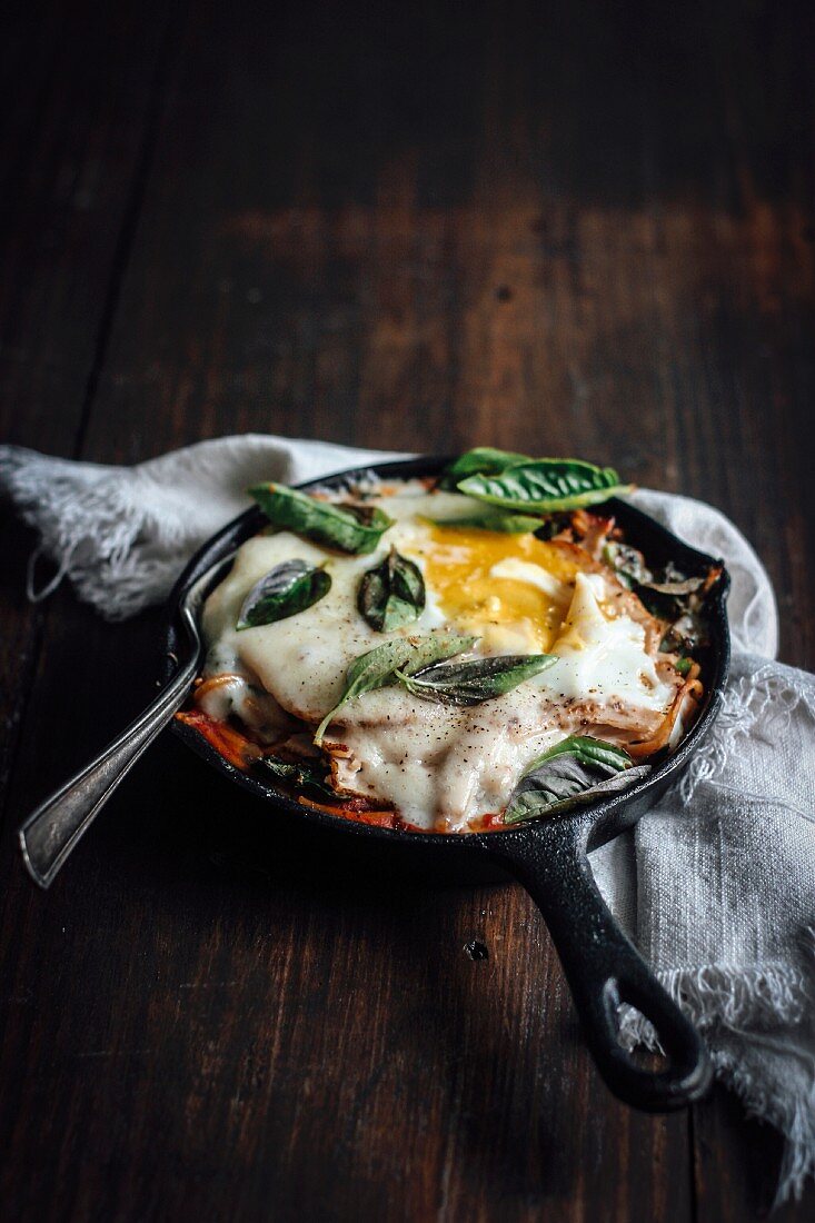 Fried pasta with a fried egg and basil