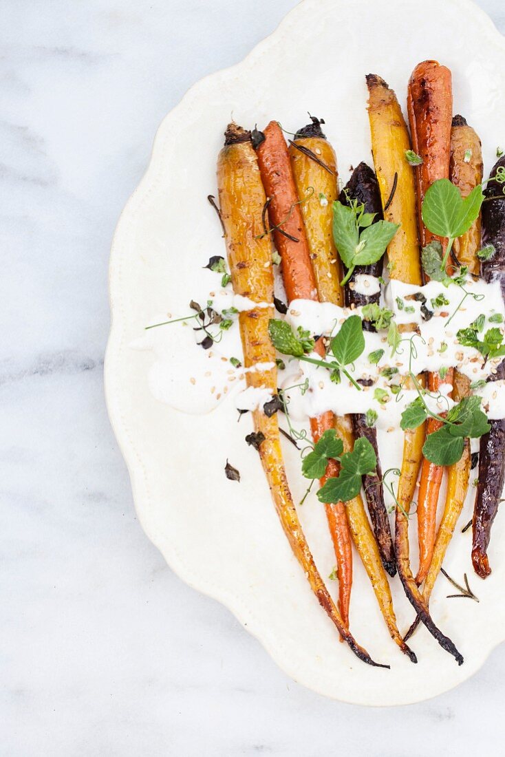 Roasted vegetables with yoghurt sauce (seen from above)