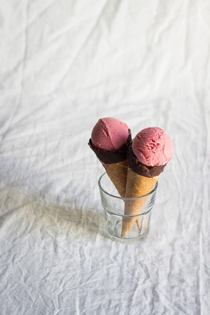 Strawberry frozen yoghurt in cones