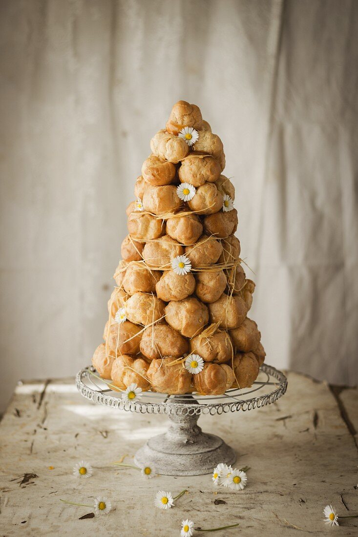 Croquembouche mit Gänseblümchen