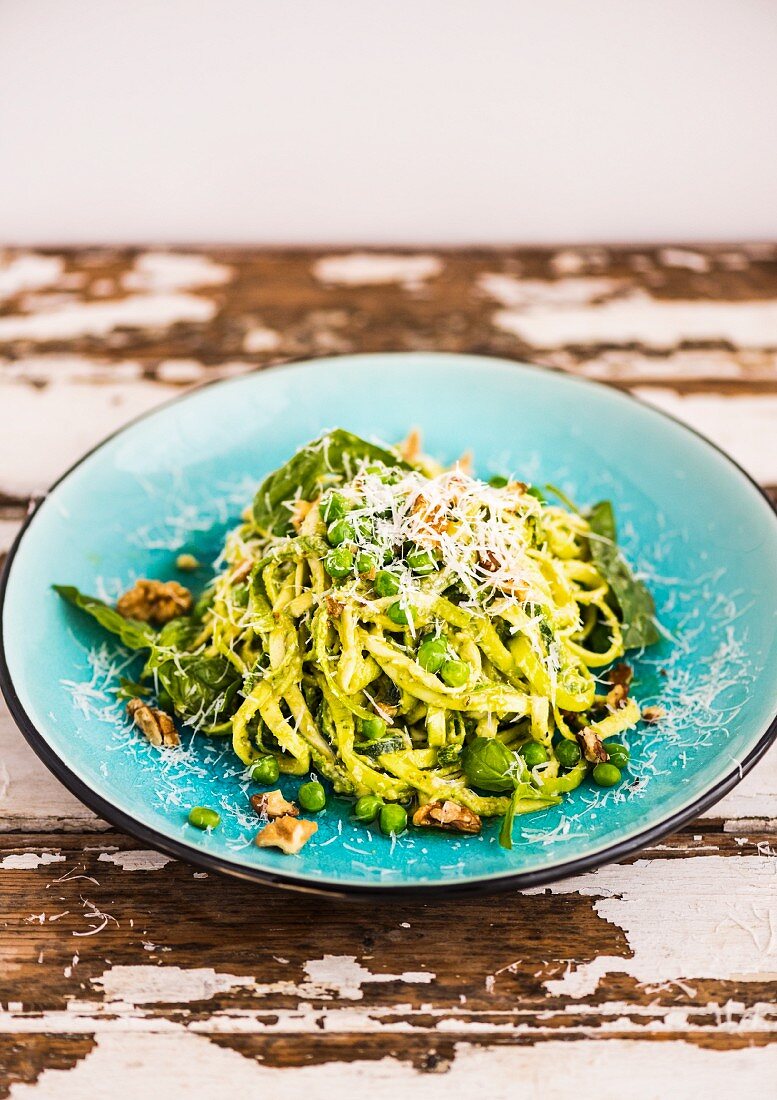 Zucchininudeln mit Avocadopesto und Erbsen