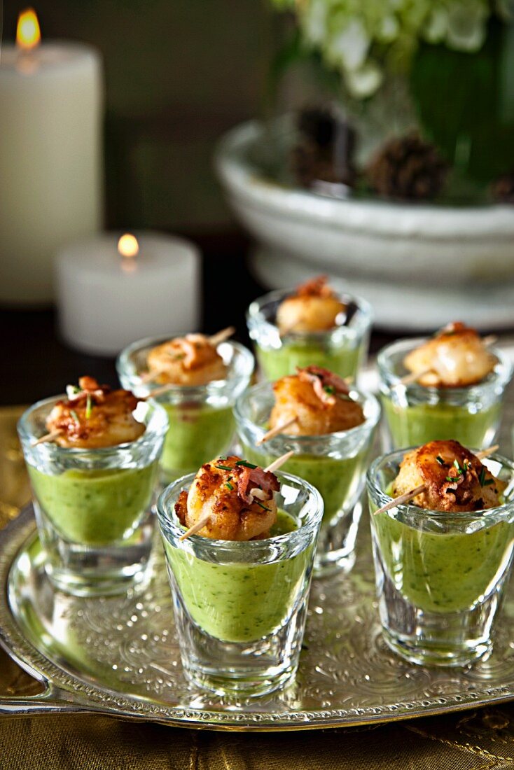 Fried scallops served on parsley soup