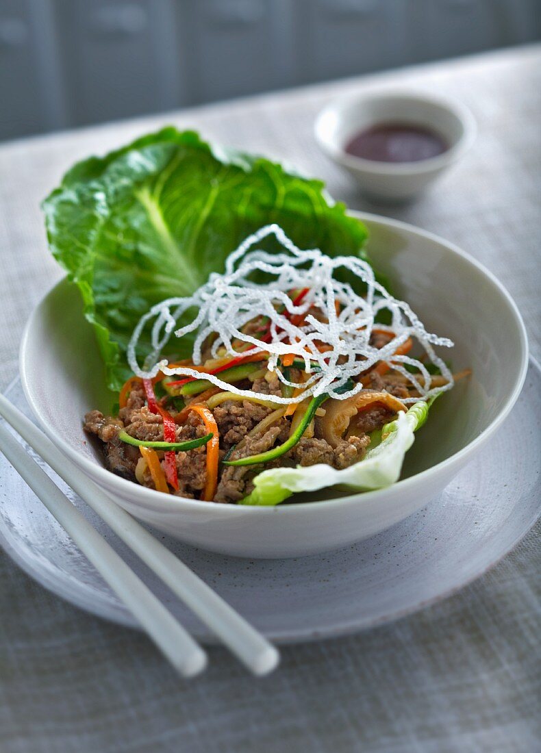 Schweinehackfleisch mit frittierten Glasnudeln im Salatblatt (China)