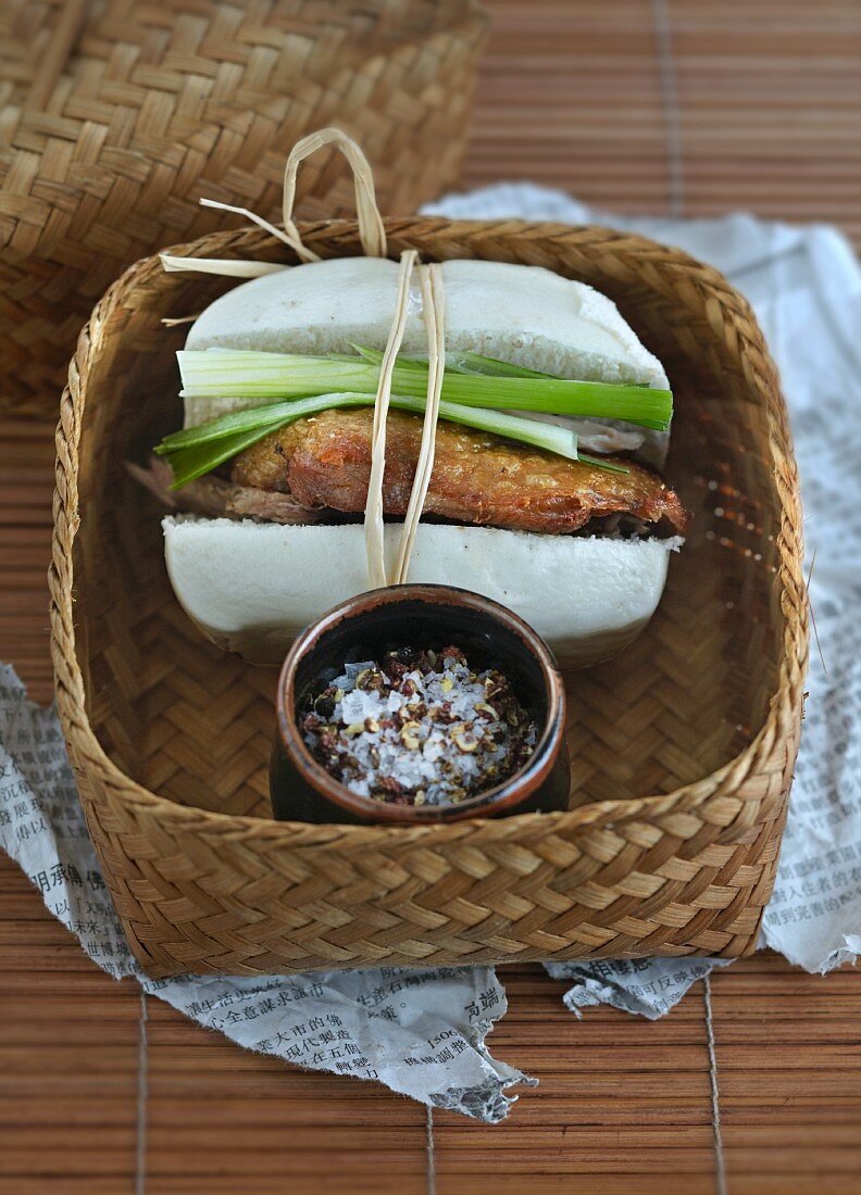 A chicken sandwich with leek (China)