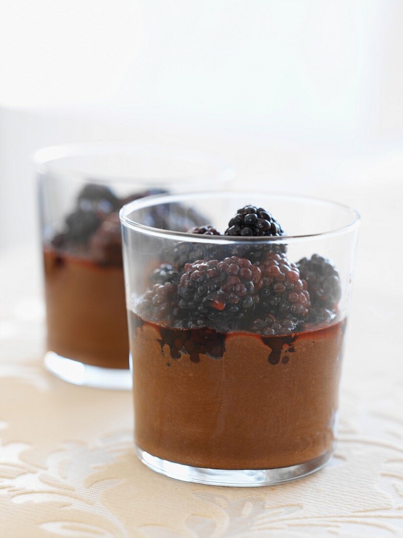 Schokoladenmousse mit Brombeeren